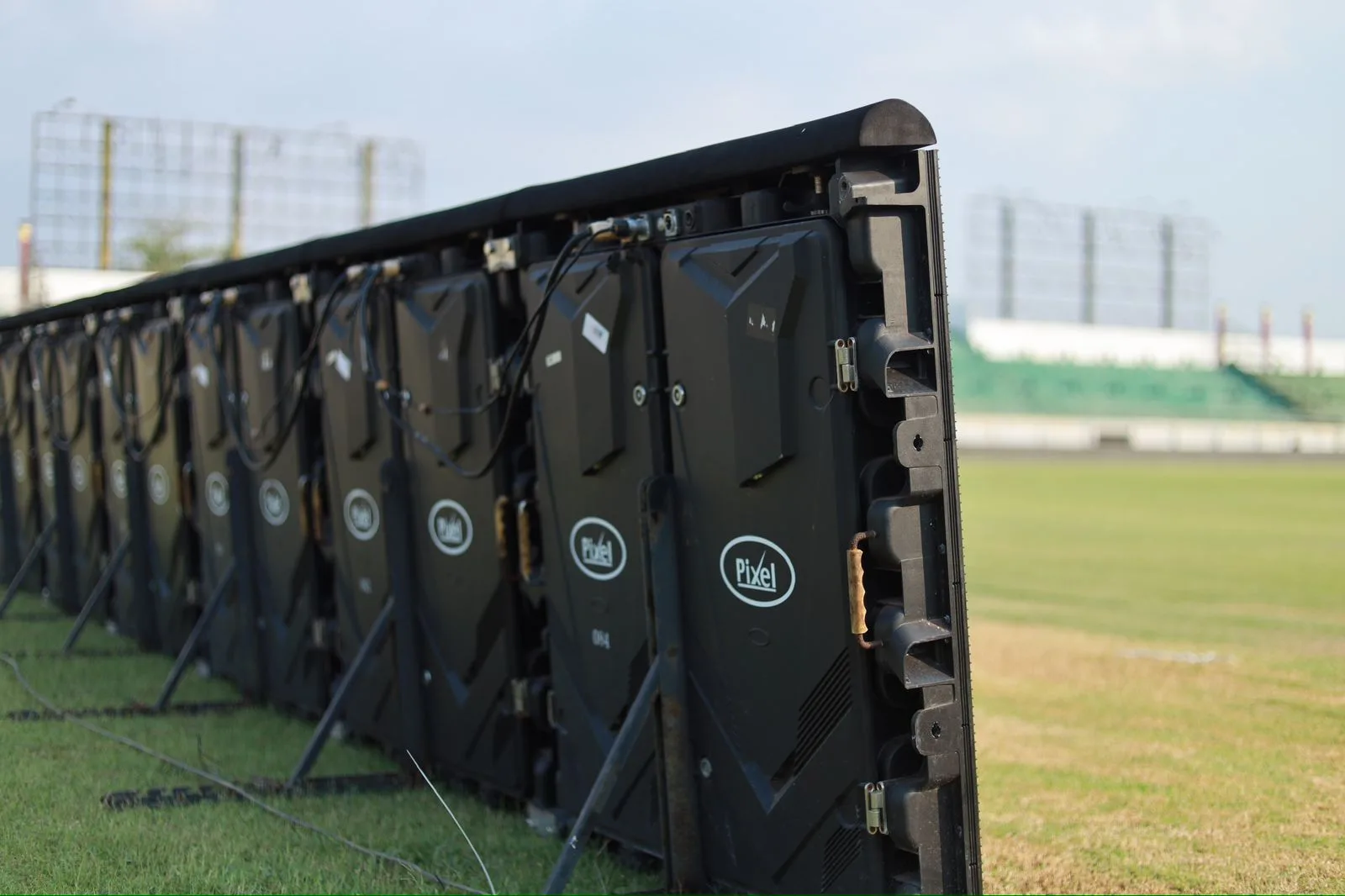 SIAP: Panpel Madura United FC telah memindahkan LED Board dari SGMRP Pamekasan ke SGB. (K-TV/Reytandia)