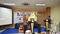 PELUNCURAN: Rektor UTM Dr. Safi' launching kamus Bahasa Indonesia-Madura. (Hairul Umam/K-TV)