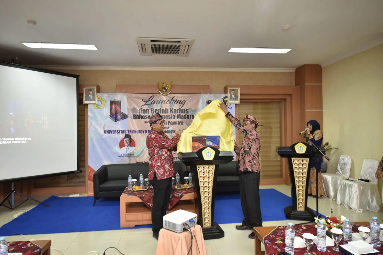 PELUNCURAN: Rektor UTM Dr. Safi' launching kamus Bahasa Indonesia-Madura. (Hairul Umam/K-TV)