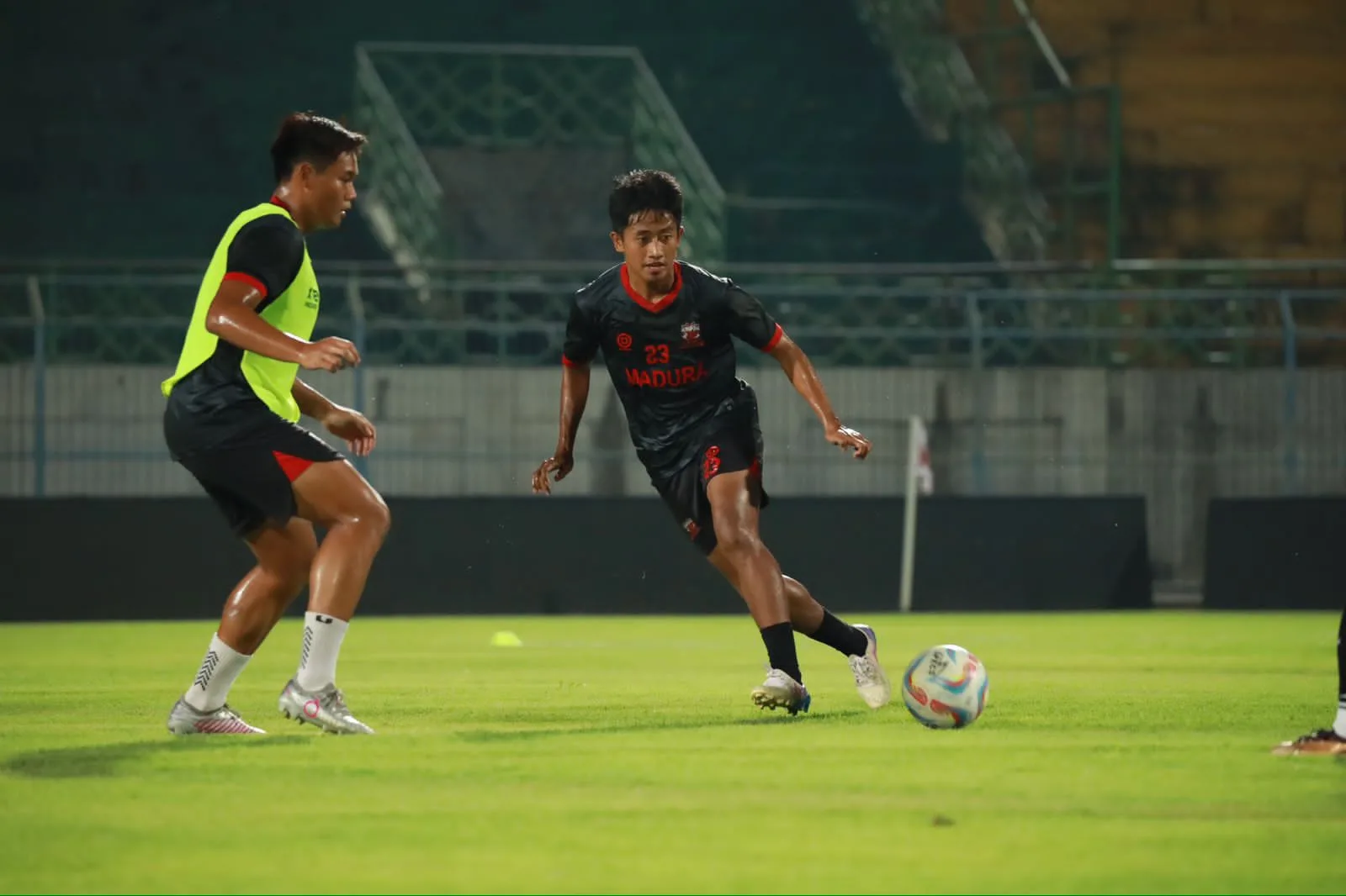 BIDIKAN: Madura United FC mengincar tiga poin saat melawan Persib Bandung. (K-TV/Reytandia)