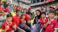 DUKUNGAN MORIL: Guntur Ariyadi bersama keluarga menonton langsung perjuangan Timnas Indonesia U17 vs Timnas Ekuador U17. (Guntur Ariyadi for K-TV)