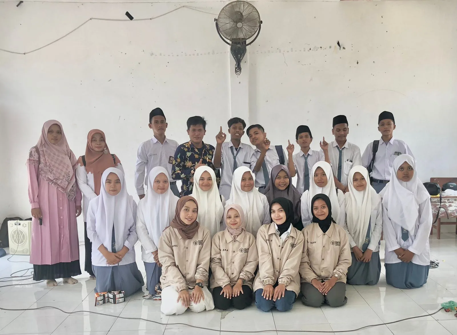 PELATIHAN: Siswa SMK Al-Ikhlas Pamekasan mengasah keterampilan dalam mengolah limbah batik. (SMK Al-Ikhlas Pamekasan for K-TV)