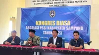 KONGRES BIASA: Dua kandidat Ketua Askab PSSI Sampang sama-sama mendapatkan tujuh suara. (Djohan for K-TV)