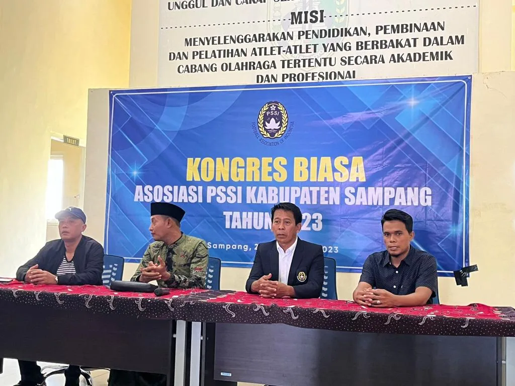 KONGRES BIASA: Dua kandidat Ketua Askab PSSI Sampang sama-sama mendapatkan tujuh suara. (Djohan for K-TV)