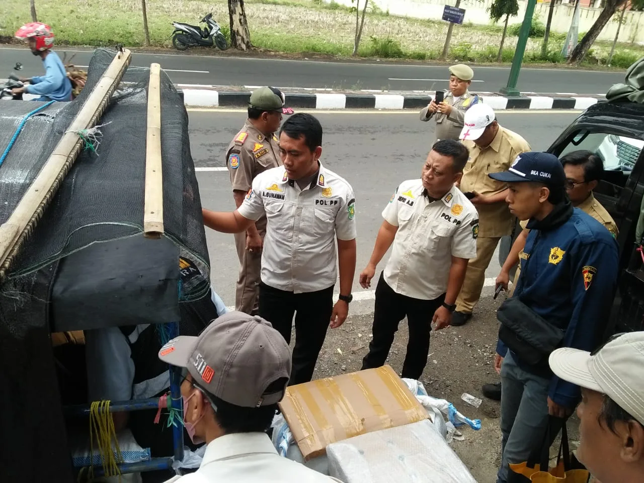 TEKAN PEREDARAN: Tim Gabungan Pemkab Sumenep operasi rokok ilegal di Kecamatan Kota. (K-TV/Taufiq Hidayat)