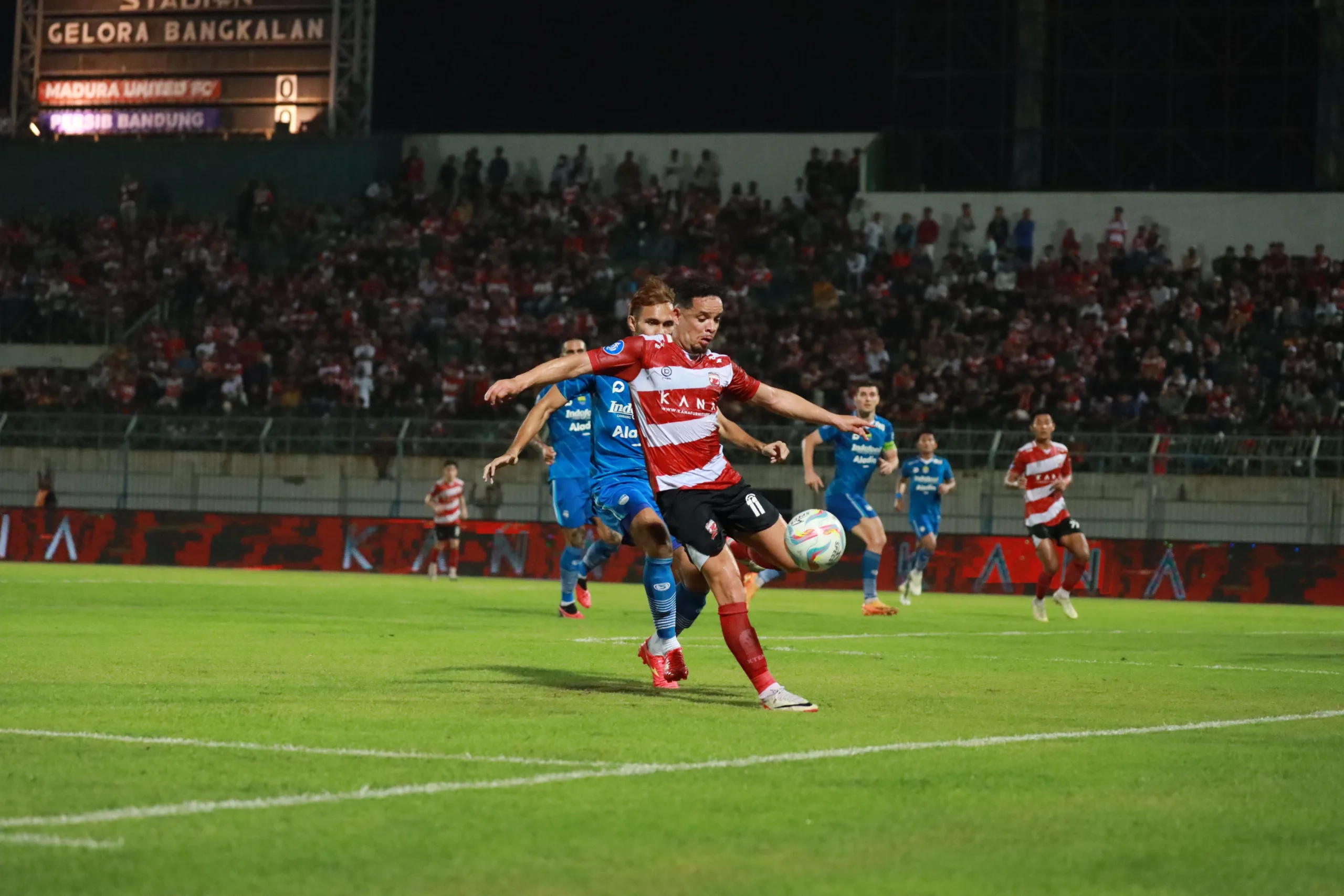 BELUM BERUNTUNG: Winger Madura United FC Luis Marselo Morais dos Reis belum bisa mengoyak gawang Persib Bandung.