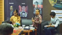 MENGUPAS: Bedah Buku Filsafat Hukum; Mengurai Esensi Hukum Berbasis Multi-Perspektif, karya Rektor UTM Dr. Safi. (K-TV/Hairul Umam)