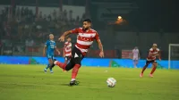 PREDATOR: Junior Brandao masih menjadi pencetak gol terbanyak MAdura United FC hingga pekan ke-18. (K-TV/Reytandia)