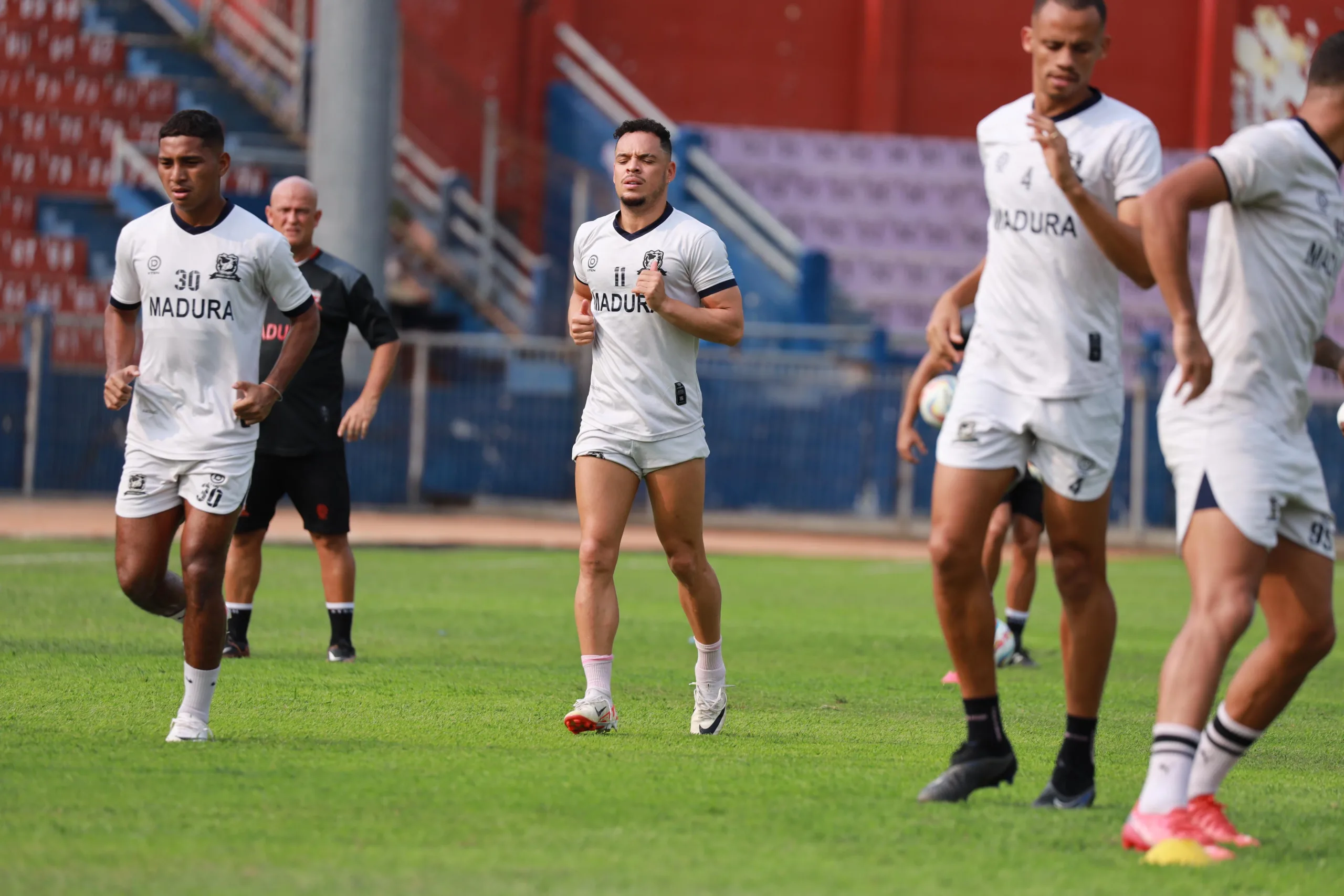 STARTING ELEVEN: Madura United memainkan lima pemain asing saat bertamu ke Persik Kediri. (K-TV/Reytandia)