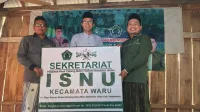 MENCERAHKAN: Ketua ISNU Pamekasan Ra Imam S Arizal (kanan) meresmikan secara simbolis sekretariat PAC ISNU Waru di tengah-tengah pembentukan tiga PAC ISNU di Pantura. (K-TV/Hairul Anam)