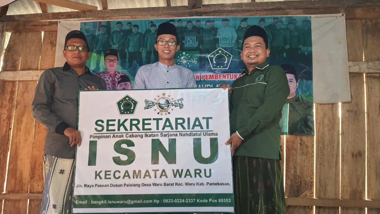 MENCERAHKAN: Ketua ISNU Pamekasan Ra Imam S Arizal (kanan) meresmikan secara simbolis sekretariat PAC ISNU Waru di tengah-tengah pembentukan tiga PAC ISNU di Pantura. (K-TV/Hairul Anam)