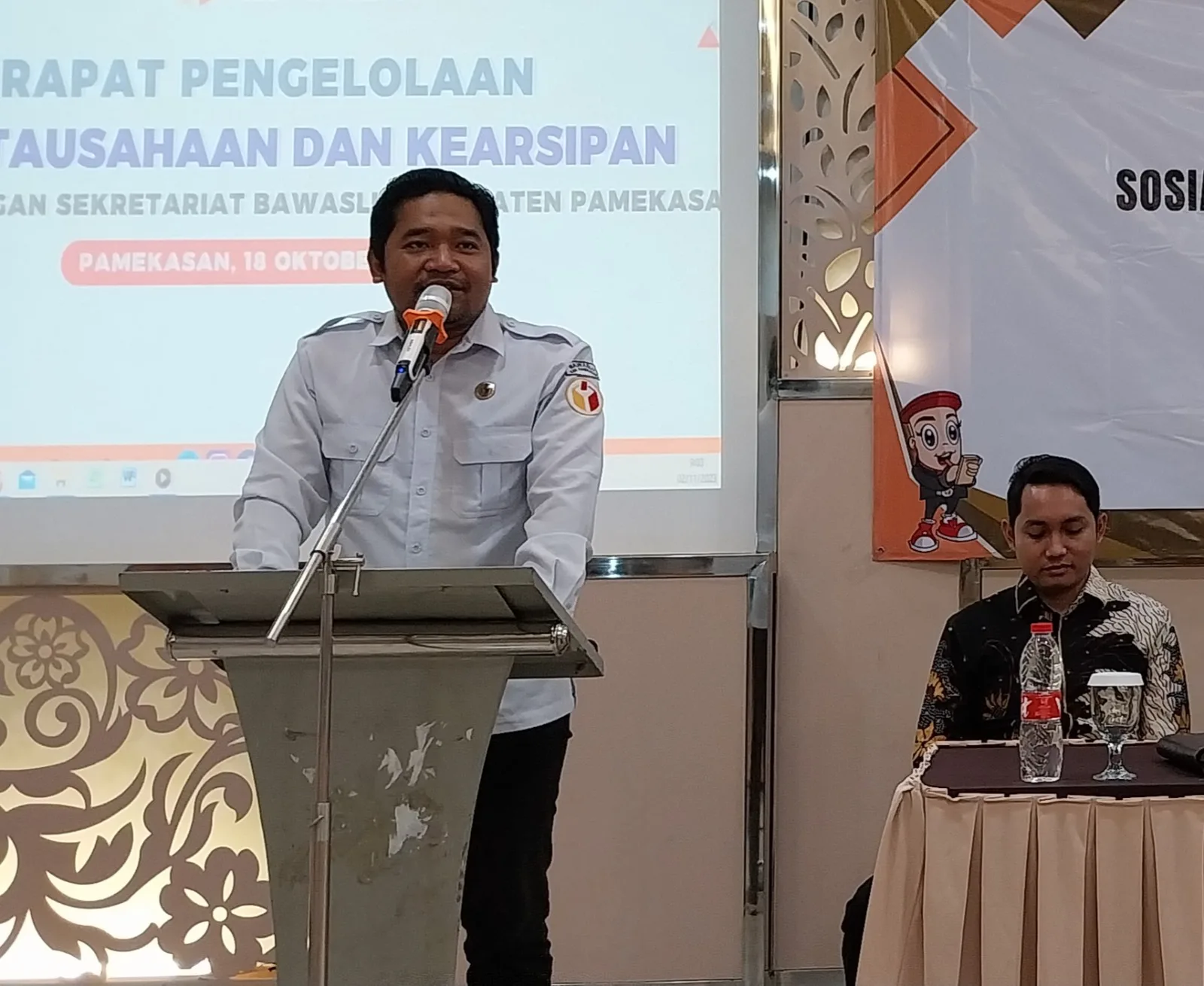 MENUNGGU: Bawaslu Pamekasan belum menandatangani NPHD dana Pilkada Pamekasan 2024.(K-TV/KHOYRUL UMAM SYARIF)