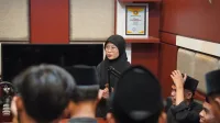 BELAJAR: Pengurus Perpustakaan Pondok Pesantren Annuqayah Latee sharing dengan K-TV. (K-TV/Adinda Salsabilla)