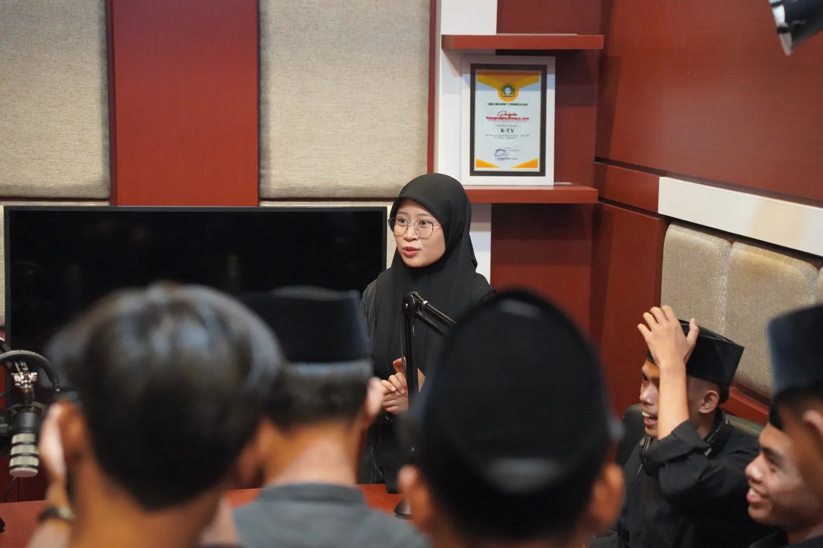 BELAJAR: Pengurus Perpustakaan Pondok Pesantren Annuqayah Latee sharing dengan K-TV. (K-TV/Adinda Salsabilla)