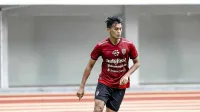 SENANG: Lerby Eliandry menebar janji tinggi pasca diperkenalkan sebagai pemain baru Madura United FC.(Lerby Eliandry for K-TV)