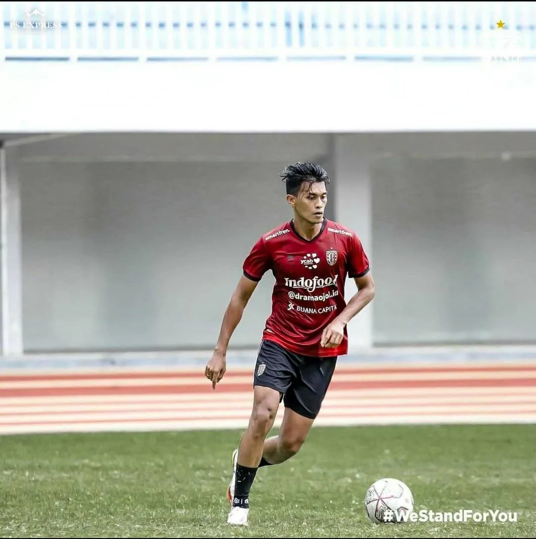 SENANG: Lerby Eliandry menebar janji tinggi pasca diperkenalkan sebagai pemain baru Madura United FC.(Lerby Eliandry for K-TV)