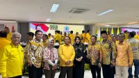 MENERIMA MANDAT: DPP Partai Golkar memberikan surat tugas sebagai bacabup di Pilkada Pamekasan 2024 kepada Fattah Jasin. (Rize for K-TV)