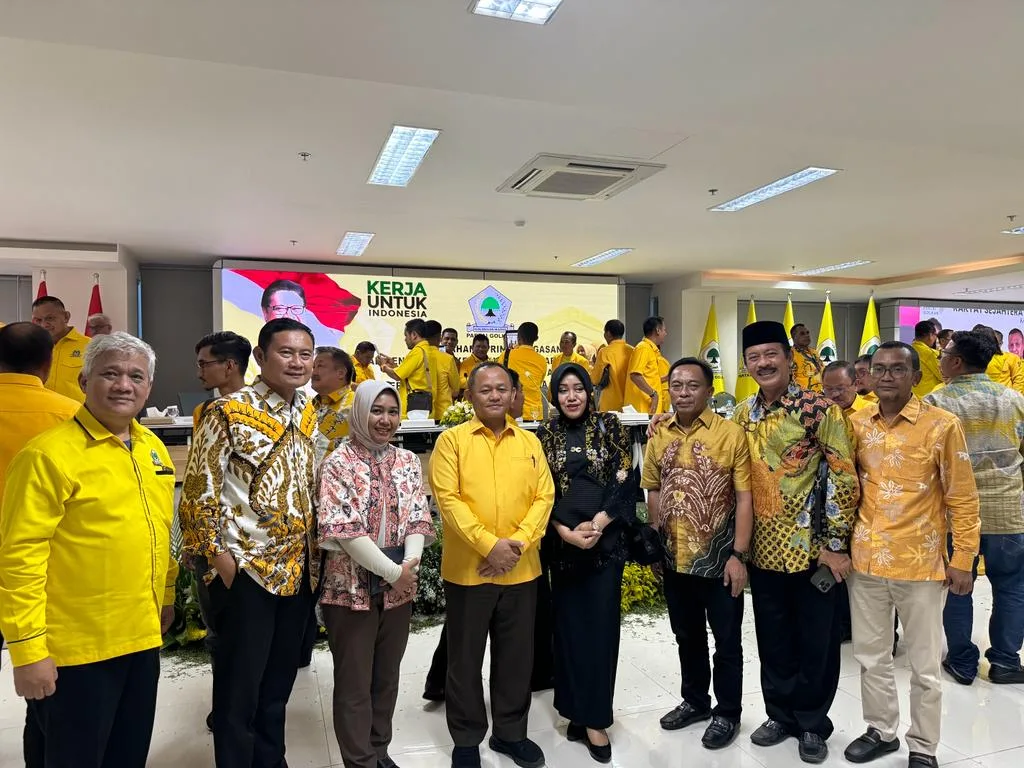 MENERIMA MANDAT: DPP Partai Golkar memberikan surat tugas sebagai bacabup di Pilkada Pamekasan 2024 kepada Fattah Jasin. (Rize for K-TV)