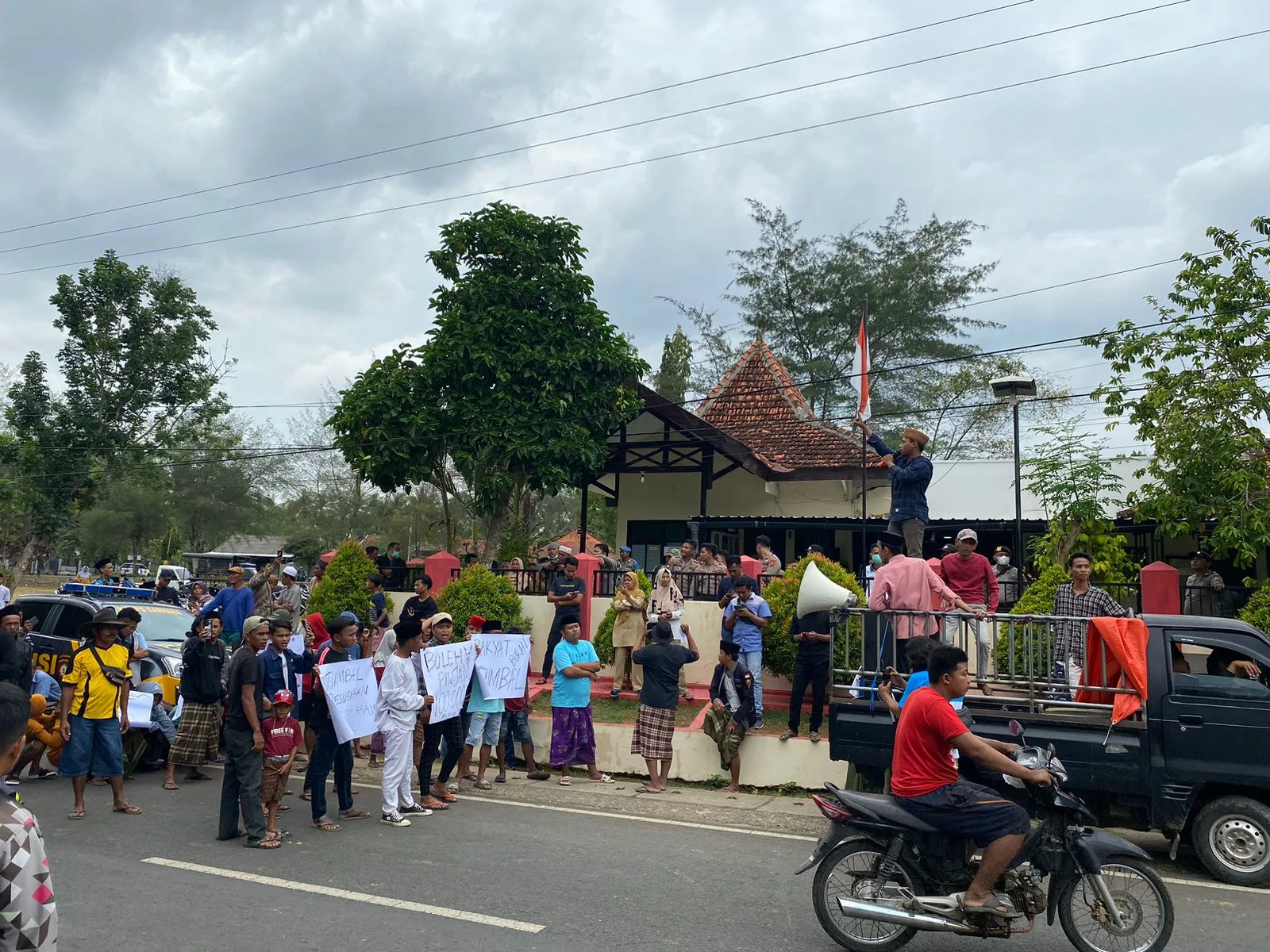 AKSI: Puluhan aktivis menggeruduk Puskesmas Batang-Batang, 28 November 2023. (K-TV/Taufiq Hidayat)