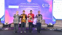 AWARDING: Achmad Fauzi dan BPRS Bhakti Sumekar Sumenep mendapatkan penghargaan. (K-TV/Taufiq Hidayat)