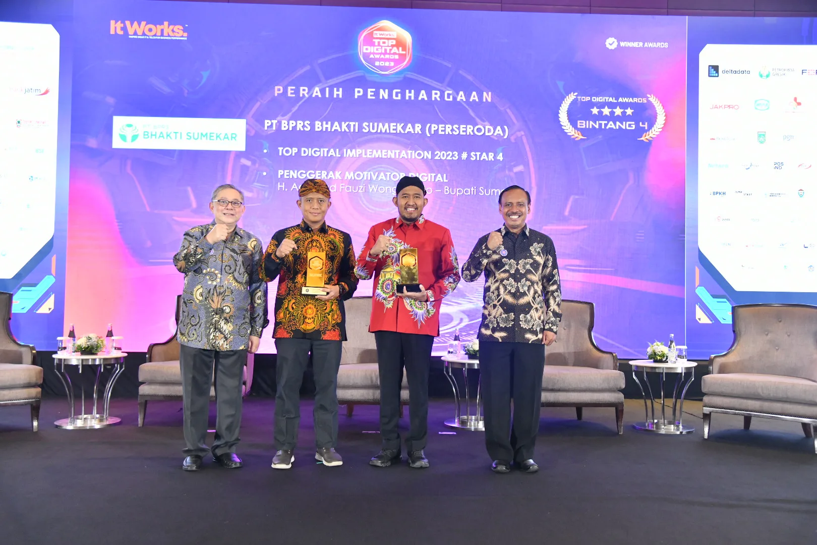 AWARDING: Achmad Fauzi dan BPRS Bhakti Sumekar Sumenep mendapatkan penghargaan. (K-TV/Taufiq Hidayat)