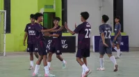 SELEBRASI: Pemain SMKN Tlanakan Yayan merayakan gol, yang disarangkan ke gawang SMKN 3 Pamekasan (K-TV/ Febri)