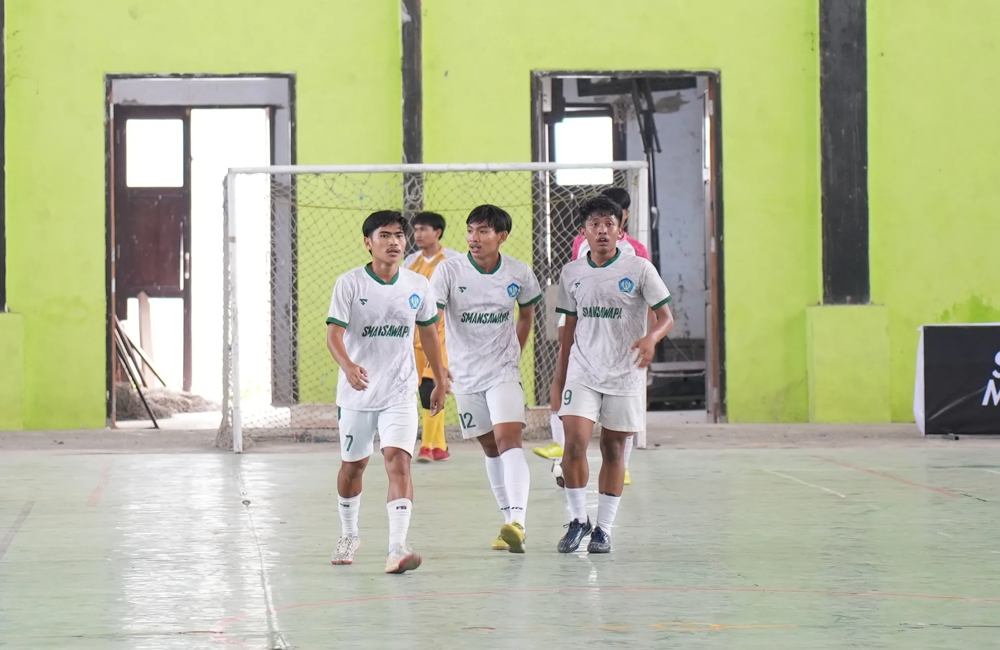 MERAYAKAN: Selebrasi pemain SMAN 1 Waru usai menjinakkan gawang SMAGA Wani. (K-TV/Febriansyah)