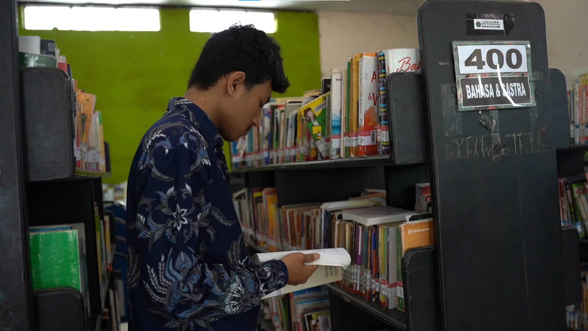 NAKAL: Banyak anggota Perpustakaan Daerah Pamekasan belum mengembalikan buku. (K-TV/Ryan)