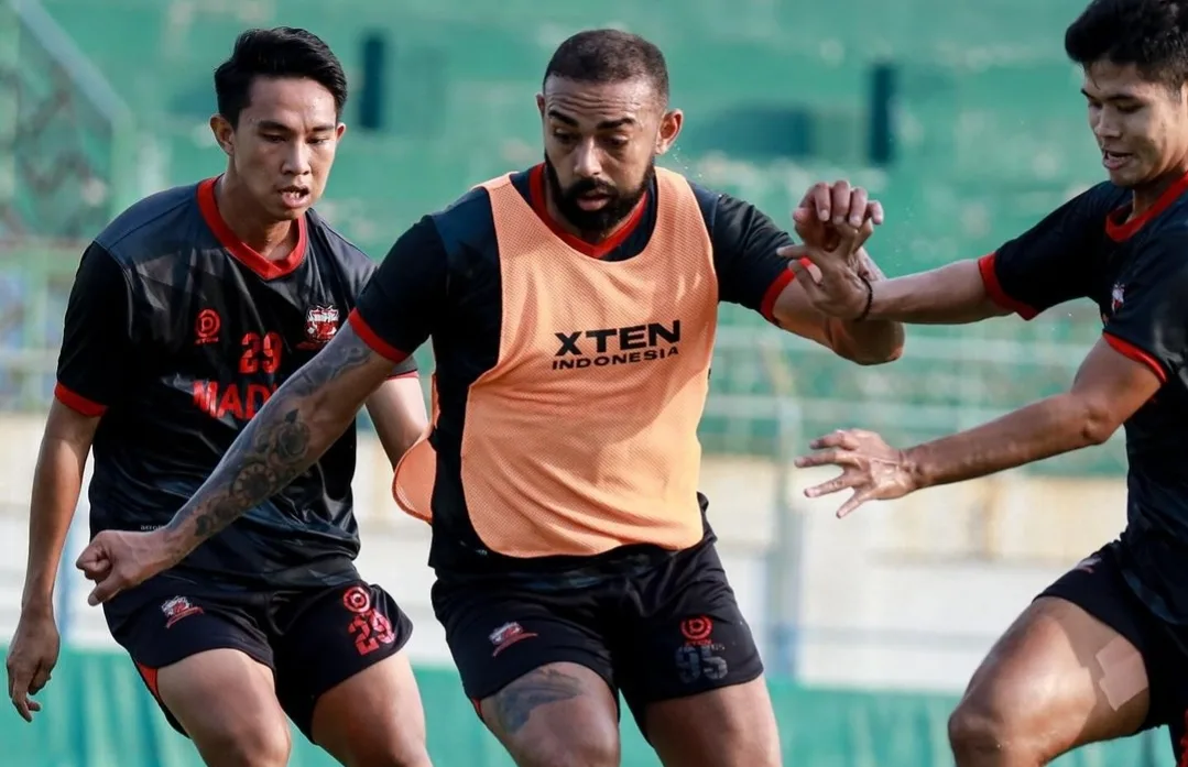 LANGSUNG MAIN: Dalberto dan Lucas Frigeri masuk starting eleven Madura United FC saat jamu Barito Putera. (K-TV/Reytandia)