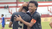 SELEBRASI: Pemain Persepam Pamekasan merayakan gol ke gawang Perseba Bangkalan. (Persepam for K-TV)