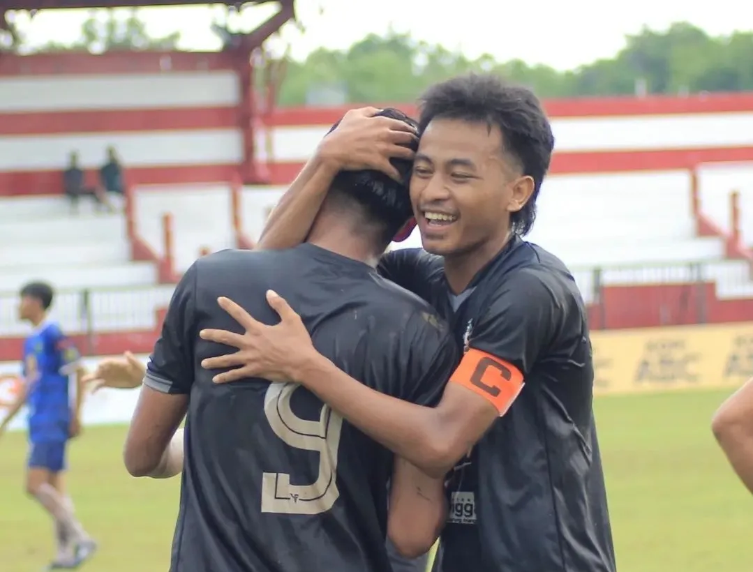 SELEBRASI: Pemain Persepam Pamekasan merayakan gol ke gawang Perseba Bangkalan. (Persepam for K-TV)