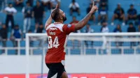 MERAYAKAN: Gol Dalberto pada menit ke-73 mampu memaksa laga Madura United FC versus PSIS Semarang berakhir imbang. (K-TV/Reytandia)