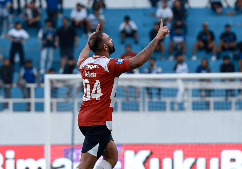 MERAYAKAN: Gol Dalberto pada menit ke-73 mampu memaksa laga Madura United FC versus PSIS Semarang berakhir imbang. (K-TV/Reytandia)