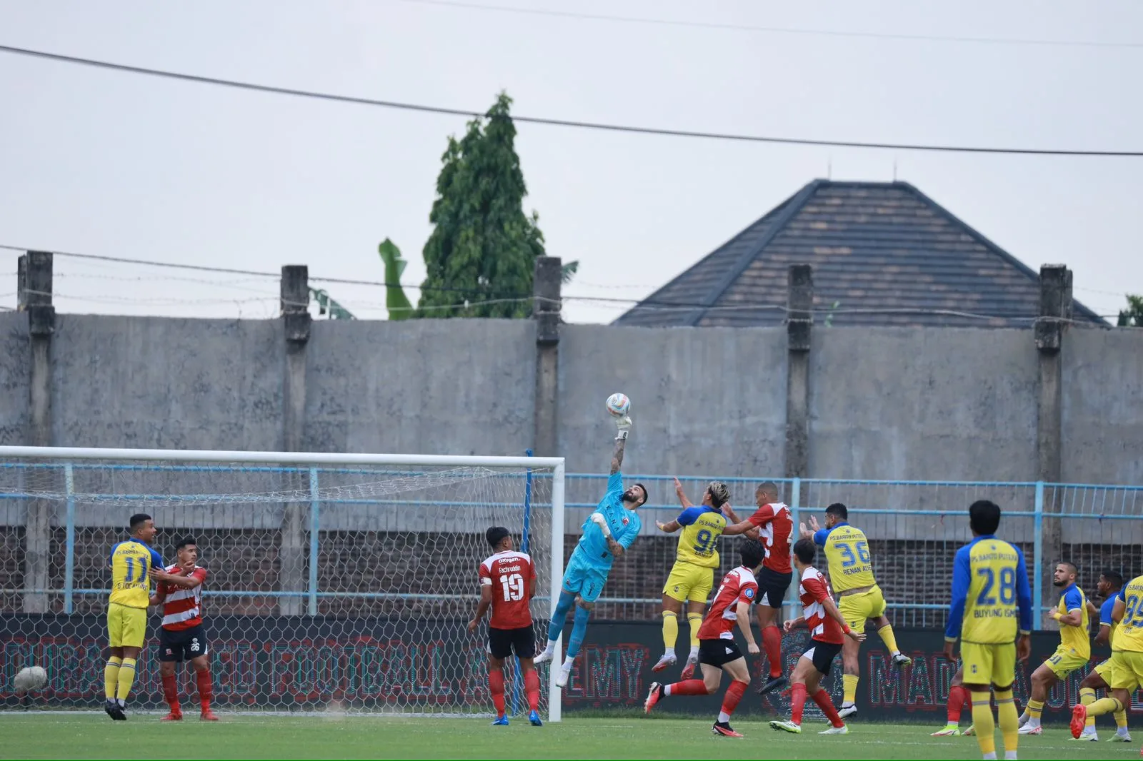 CEPAT: Lucas Frigeri bisa beradaptasi dengan baik bersama tim barunya, Madura United FC.(K-TV/Reytandia)