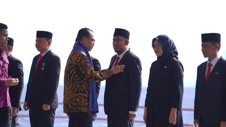 MEMBANGGAKAN: Dirut BPRS Bhakti Sumekar Sumenep Hairil Fajar bangga kepada Bupati Sumenep Achmad Fauzi, yang terima Penghargaan Satyalancana Wira Karya. (K-TV/ Taufiq Hidayat)