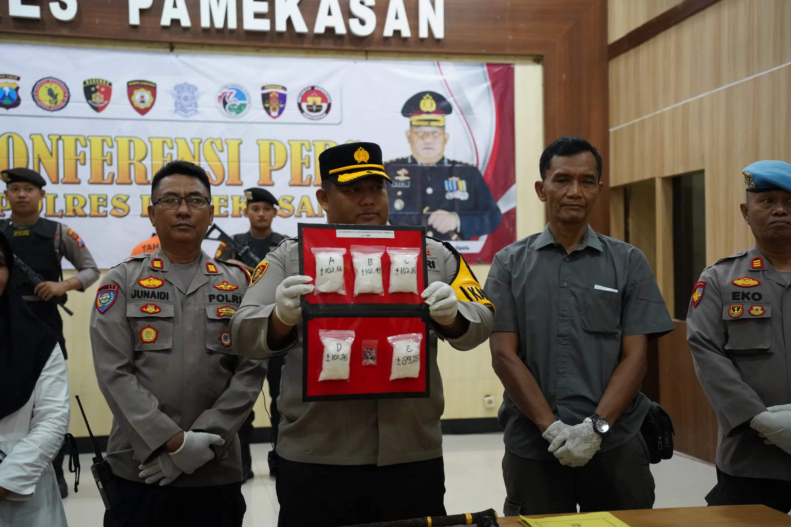 GEREBEK: Satreskrim Polres Pamekasan amankan warga, yang diduga menyimpan narkoba jenis sabu-sabu. (K-TV/Sitti Romlah)