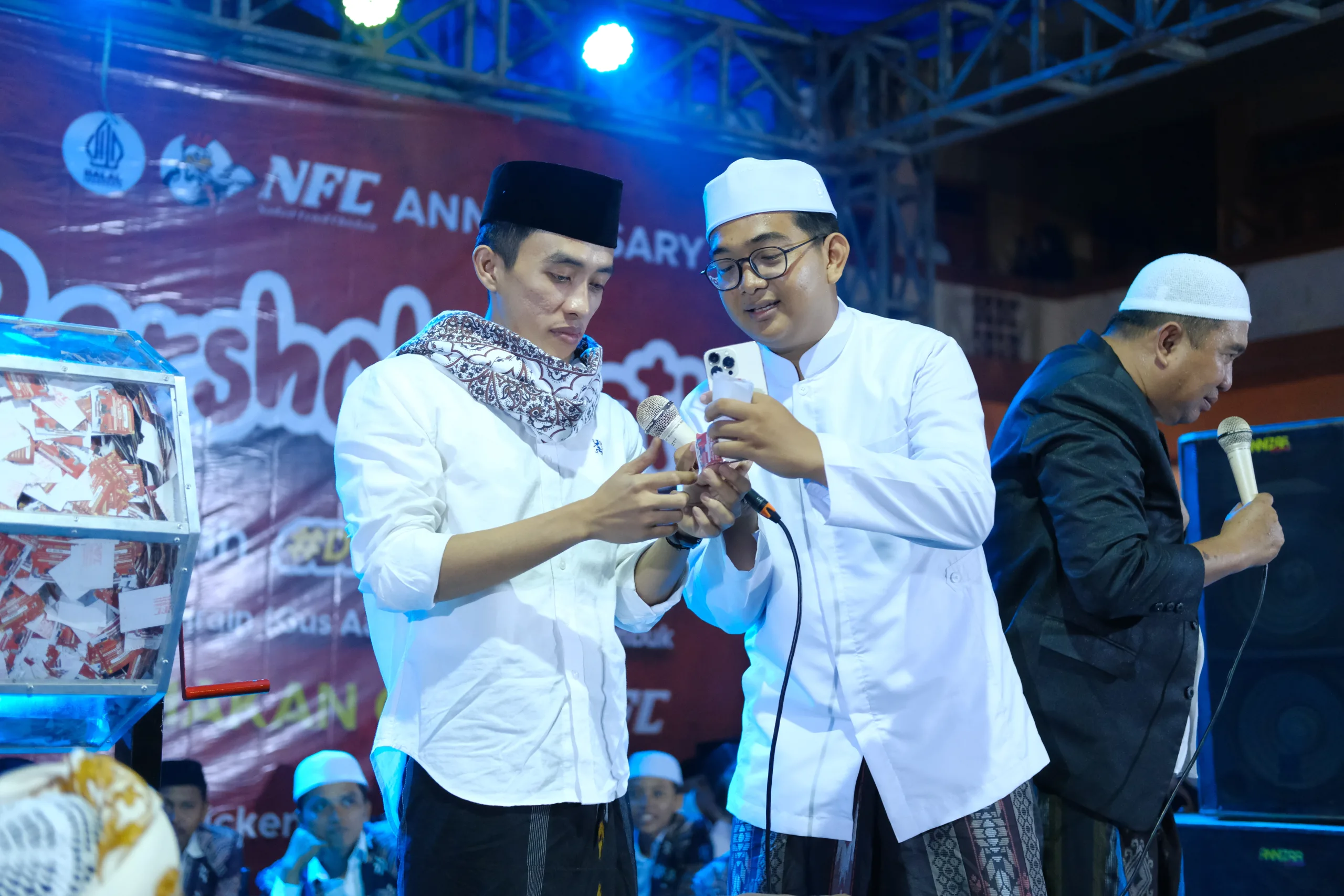 MENYEJUKKAN: NFC merayakan anniversary ke-3 melawat salawatan dan bagi-bagi hadiah. (K-TV/Ahmad Tamyizul)