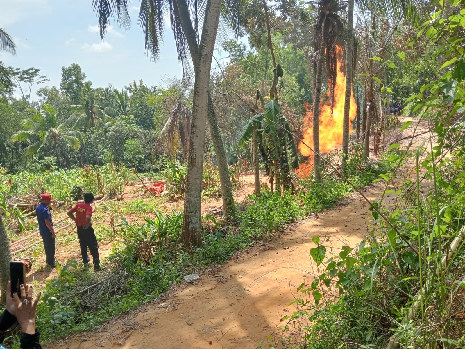 GEGER: Terjadi semburan api di Pamekasan, yang awalnya hanya menyemburkan air. (K-TV/Sitti Romlah)