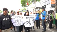 DESAK: Pendemo minta terduga pelaku politik uang dipidana. (K-TV/Buyung Kurniawan)