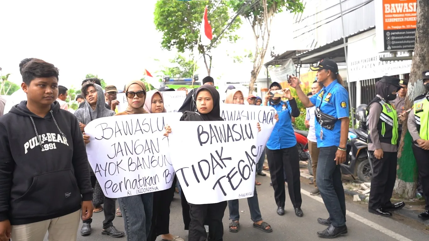 DESAK: Pendemo minta terduga pelaku politik uang dipidana. (K-TV/Buyung Kurniawan)