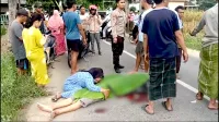 LAKA MAUT: Pengendara sepeda motor terlindas ban bus hingga meninggal dunia. (K-TV/Sitti Romlah)