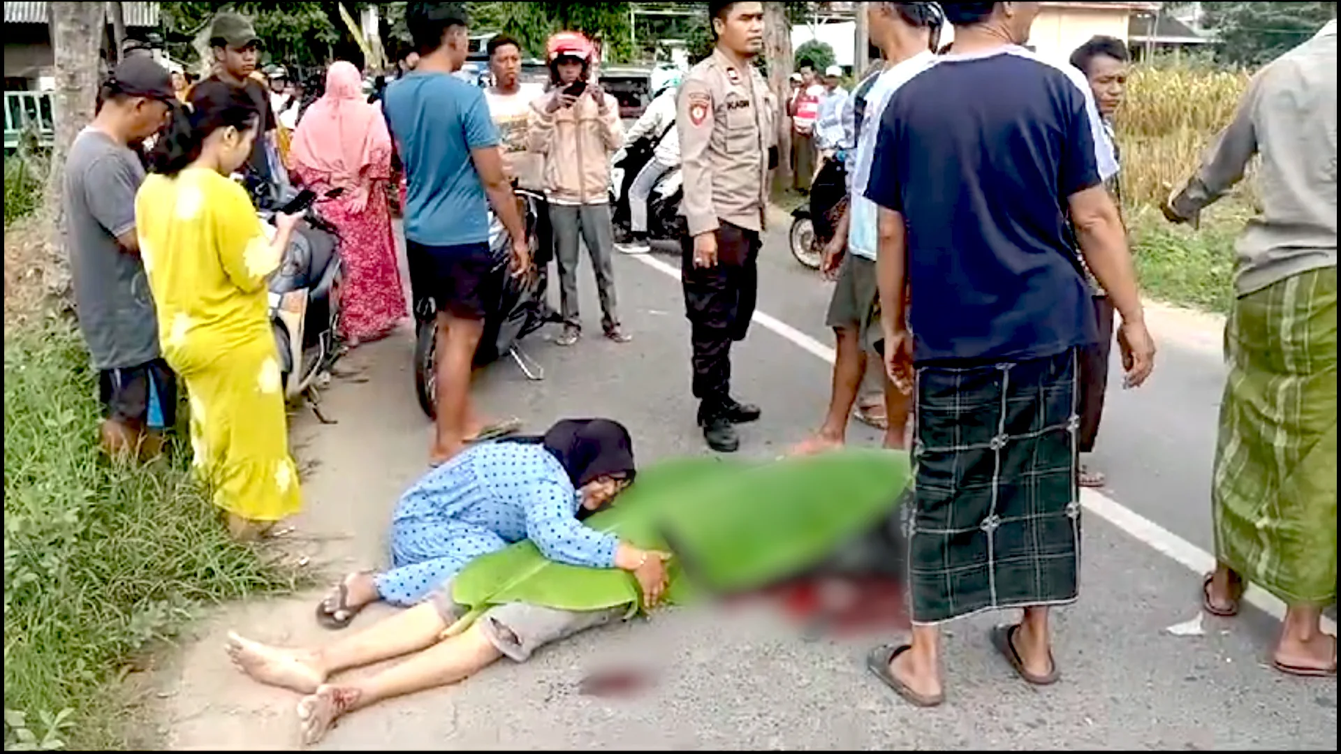 LAKA MAUT: Pengendara sepeda motor terlindas ban bus hingga meninggal dunia. (K-TV/Sitti Romlah)