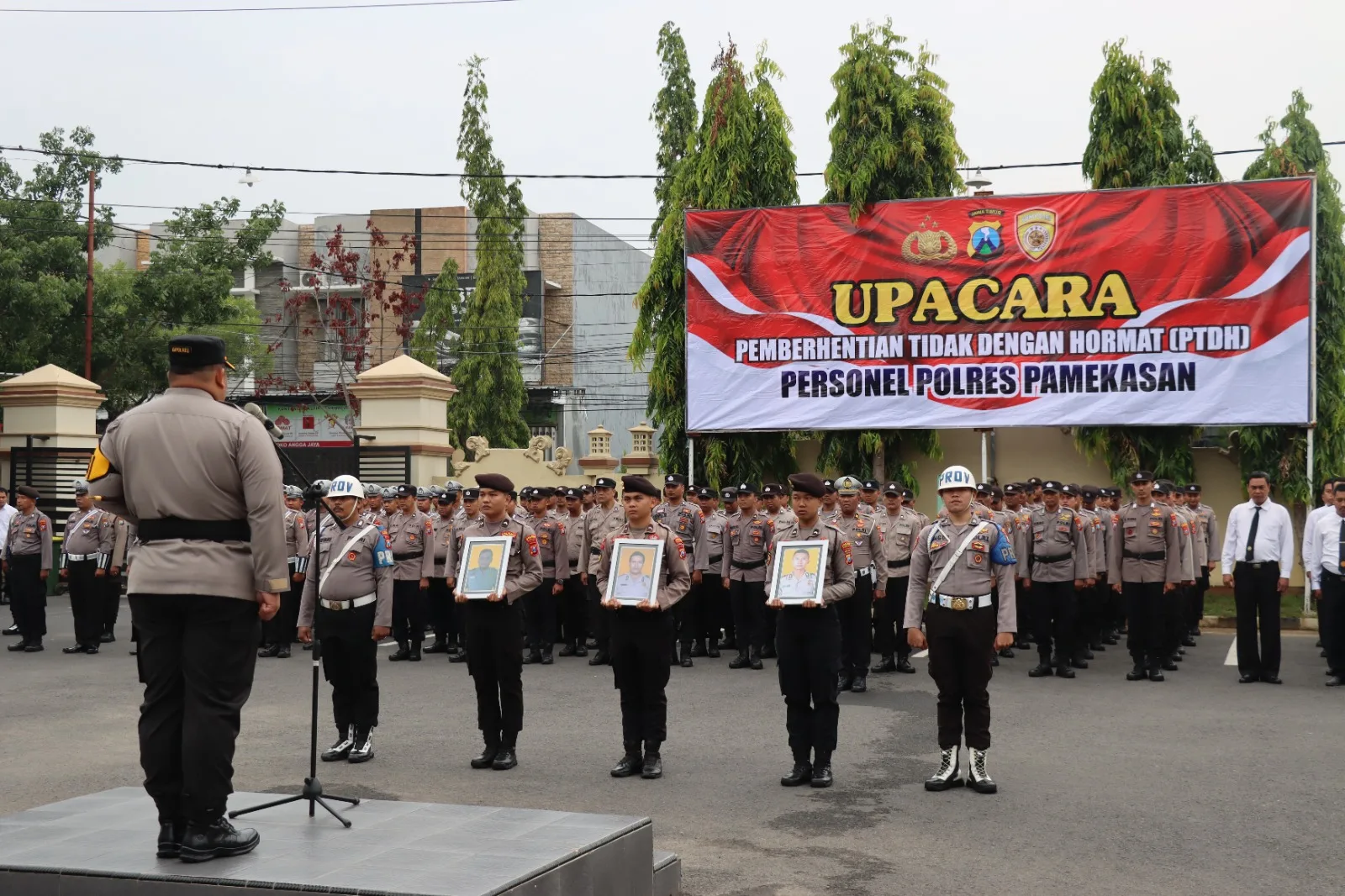 SEREMONI PEMBERHENTIAN: Polres Pamekasan gelar upacara PTDH kepada 3 personilnya. (K-TV/Sitti Romlah)