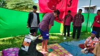 BAKSOS: PAC PDIP Pademawu menyantuni anak yatim dan menyediakan pengobatan tradisional gratis. (K-TV/Sitti Romlah)