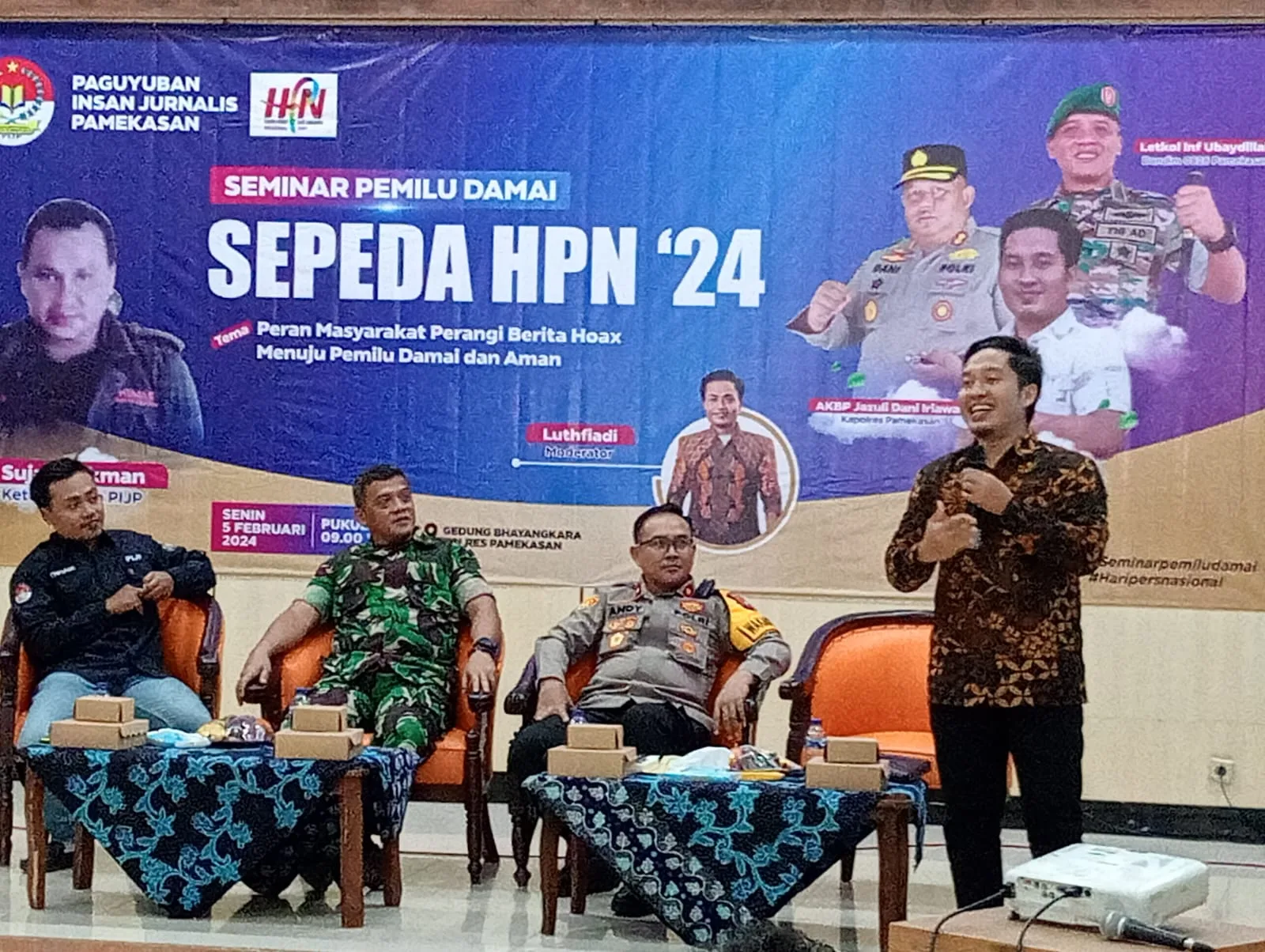 BERKONTRIBUSI: PIJP menghelat Sepeda HPN 2024 di Gedung Bhayangkara, Mapolres Pamekasan. (K-TV/Sitti Romlah)