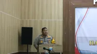 LOW PROFILE: Kapolres Pamekasan, AKBP Jazuli Dani Iriawan meminta maaf kepada rekan-rekan wartawan.(K-TV/Sitti Romlah)