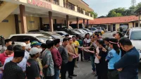 DIDUGA TERLIBAT: Masyarakat mengadukan Pj Bupati Sampang, Rudi Arifiyanto ke Mapolres Sampang. (K-TV/ist)