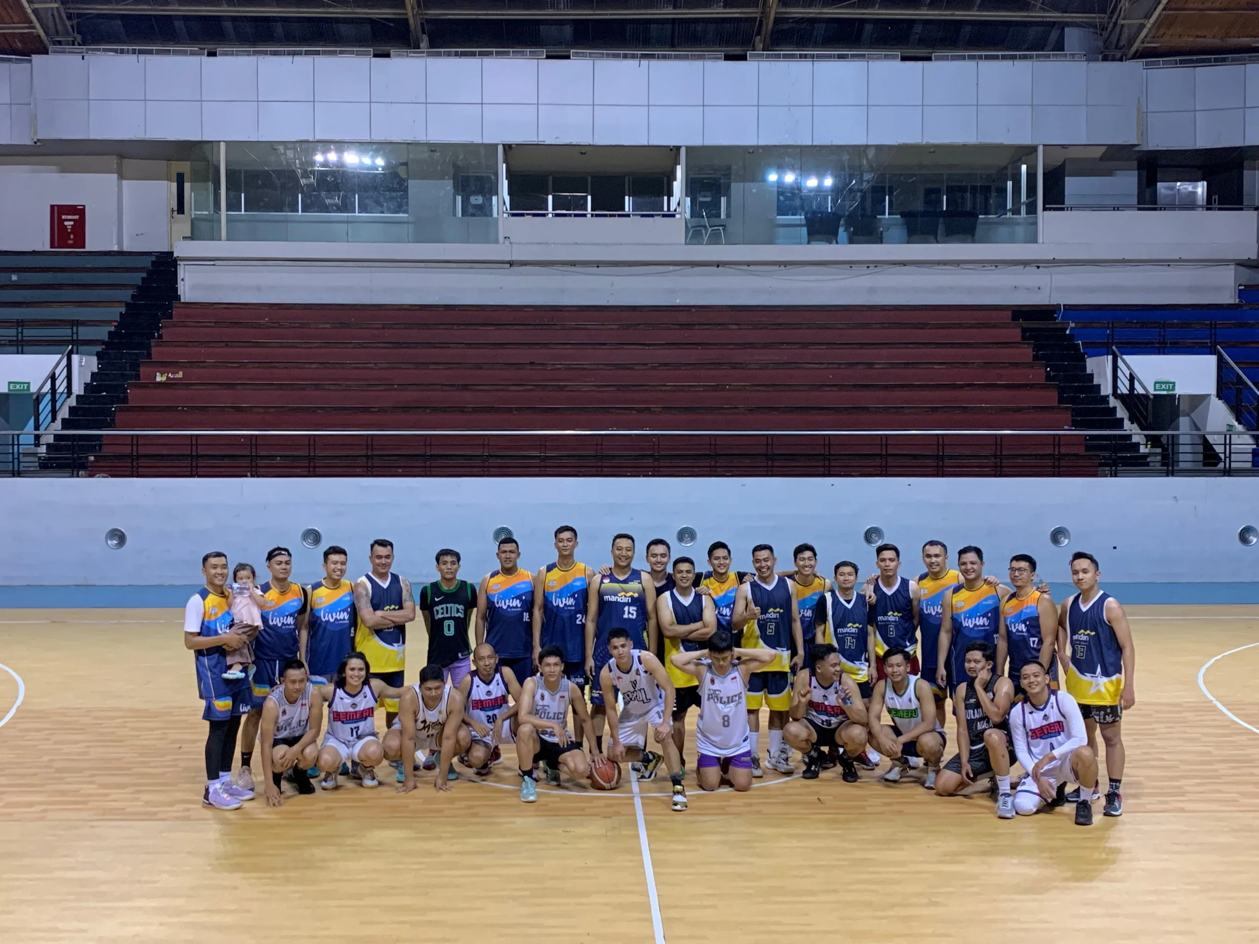 FRIENDLY MATCH: Mandiri Club Basketball Region VIII Jawa 3 kontra Semeru Basketball Polda Jatim.(K-TV/Annisa Nur Nabillah)