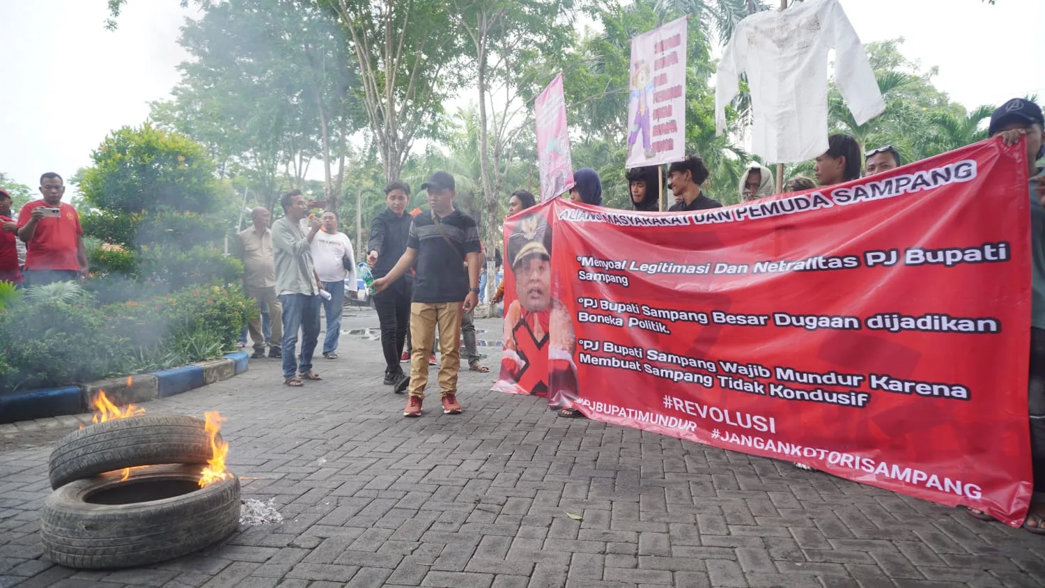 COBAAN AWAL: Pj Bupati Sampang didemo Aliansi Masyarakat dan Pemuda Sampang. (K-TV/Maulana Fikri Rijal)