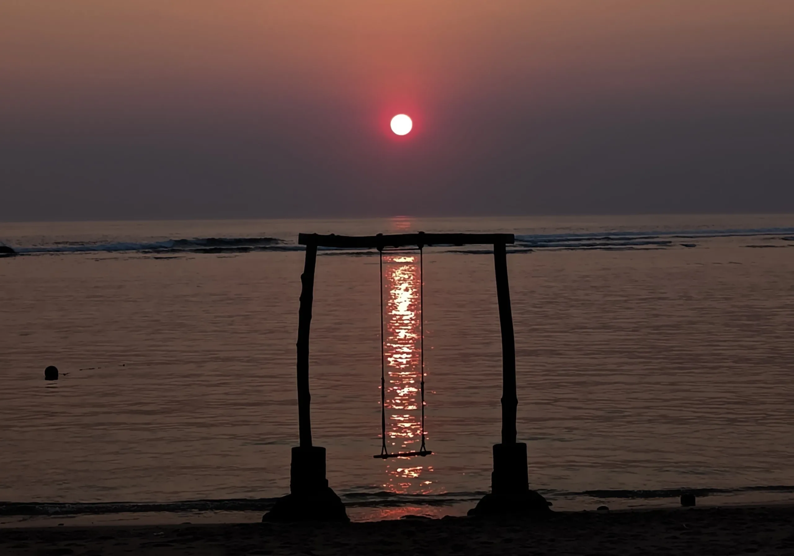 MEMUKAU: Pantai Ngliyep Malang menjadi salah satu destinasi, yang memiliki daya pikat sunsetnya. (K-TV/Reny Tria Rossyta)